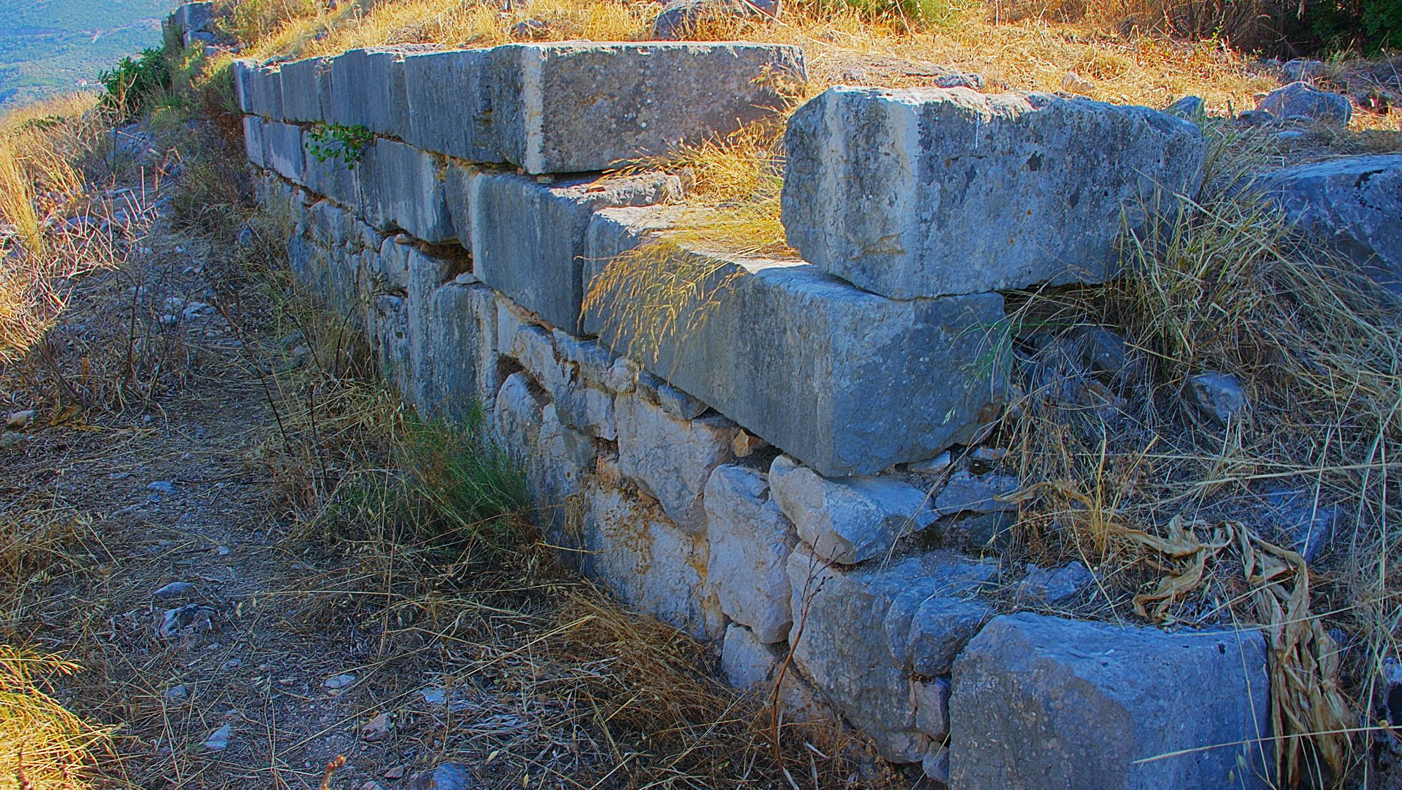 Επίδαυρος: Τμήμα του τείχους της ακρόπολης της Επιδαύρου