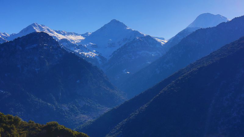 Πεζοπορία και ορειβασία στον Ερύμανθο: Η προσπέλαση της ζώνης ανάμεσα στη Μουγγίλα και τον Ωλονό γίνεται από τη χαράδρα Λαγκαδιά