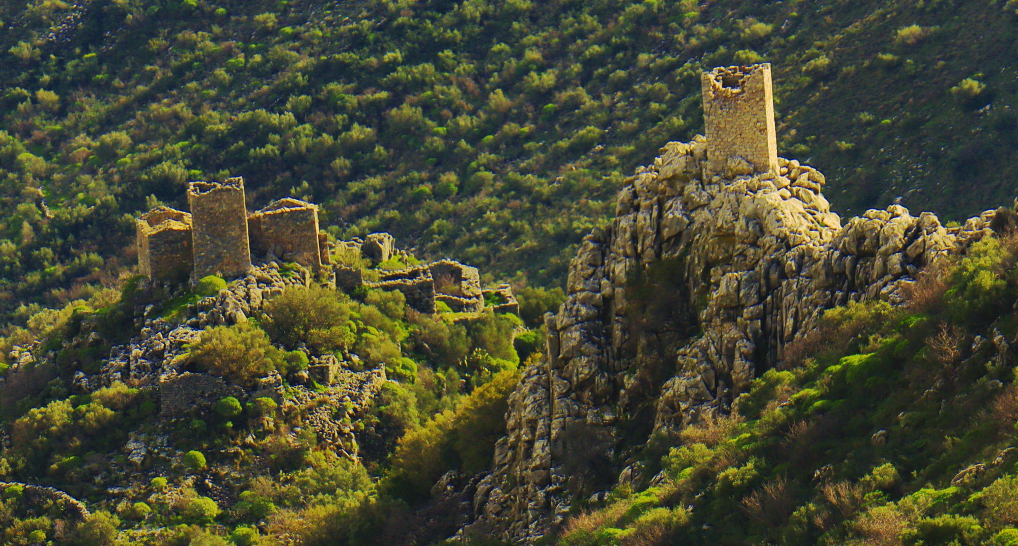 Gythio topoguide: The two major towers in the Pyrgaros village, near Lagia