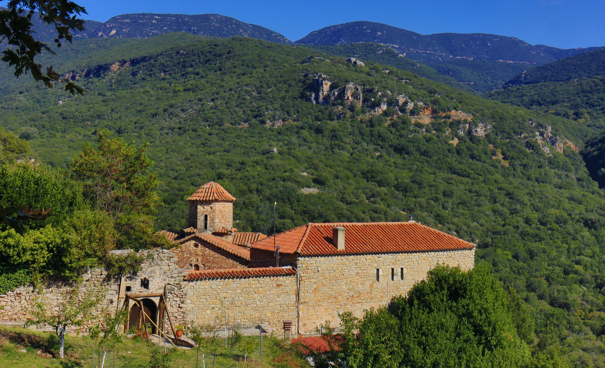 Μοναστήρια του Μαινάλου: Η νέα μονή Παναγίας Καλαμίου