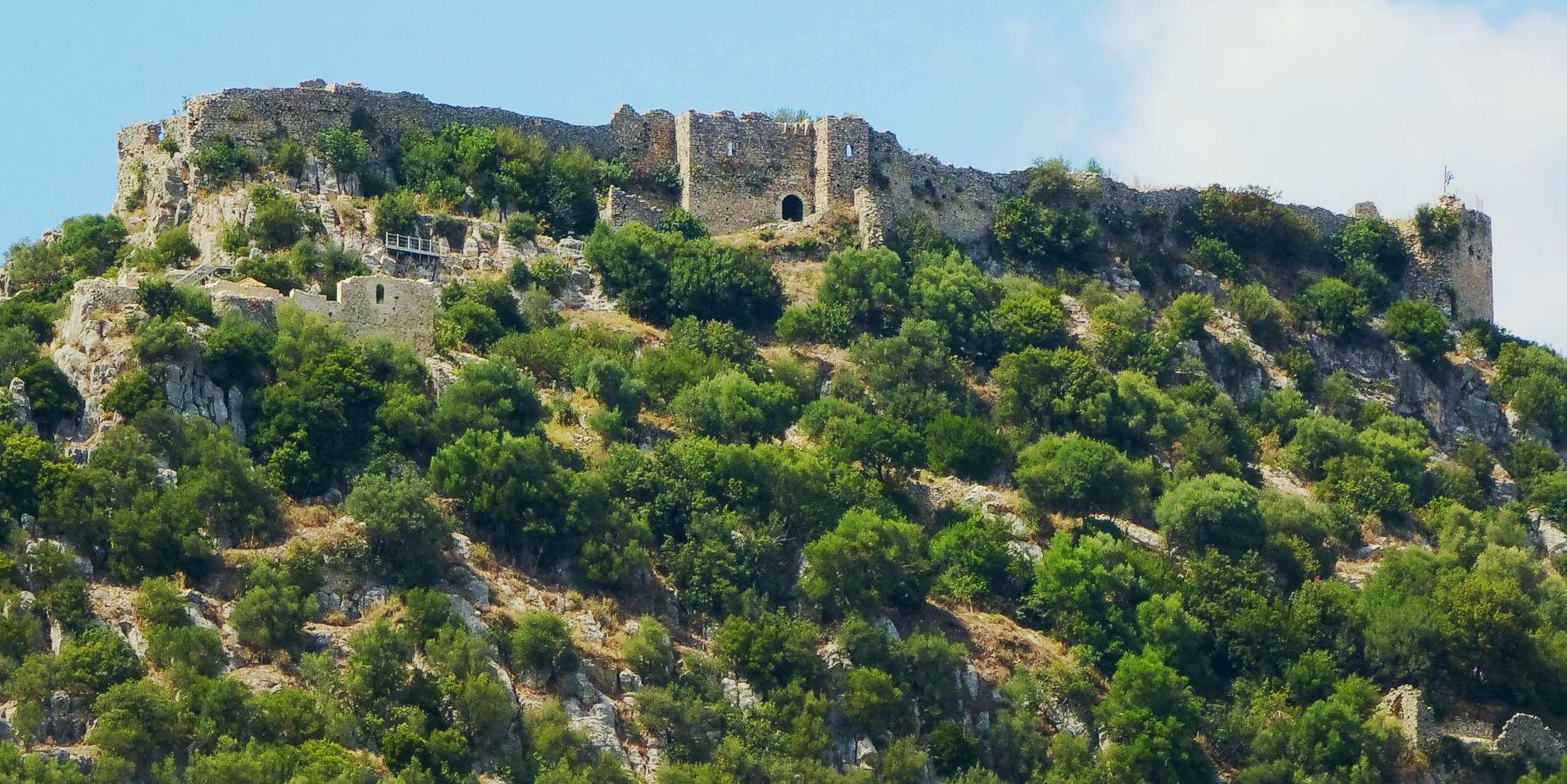 Μνημεία του Μαινάλου: Η ανατολική πλευρά του λόφου του κάστρου της Καρύταινας