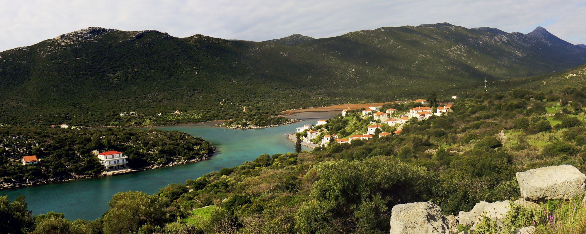 Ο όρμος του Ζάρακα με το σημερινό οικισμό του Λιμένος Γέρακα