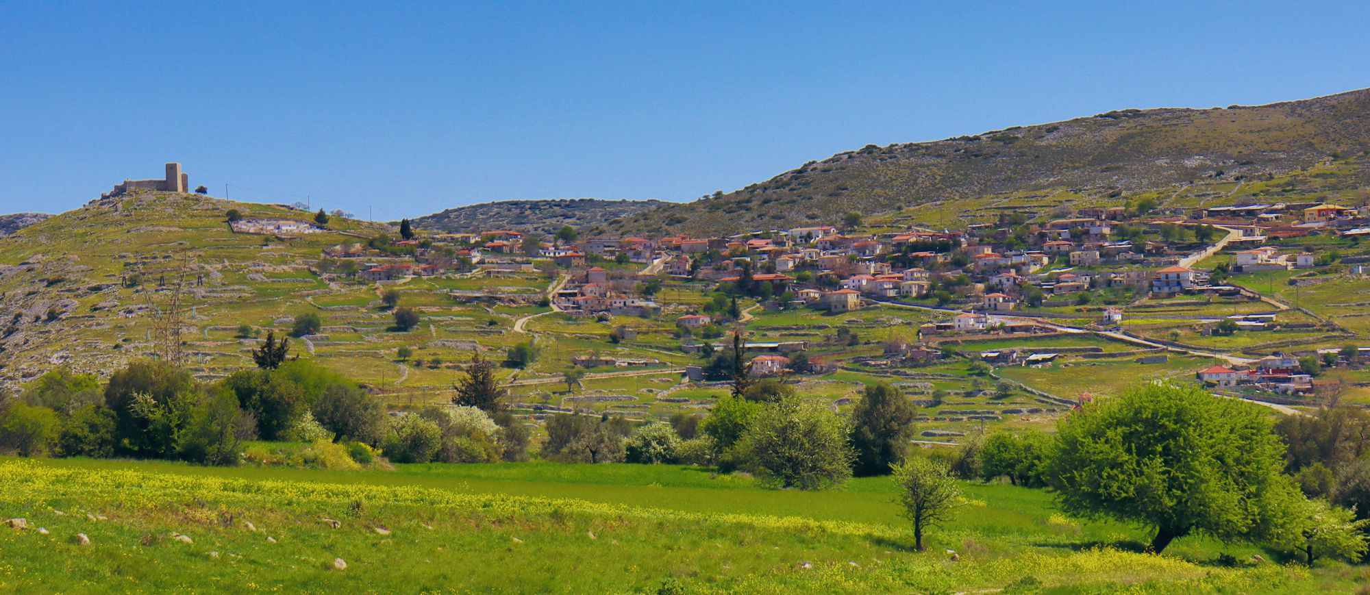 Mycenae topoguide: ΤThe village Agionori and the majestic frankish castle