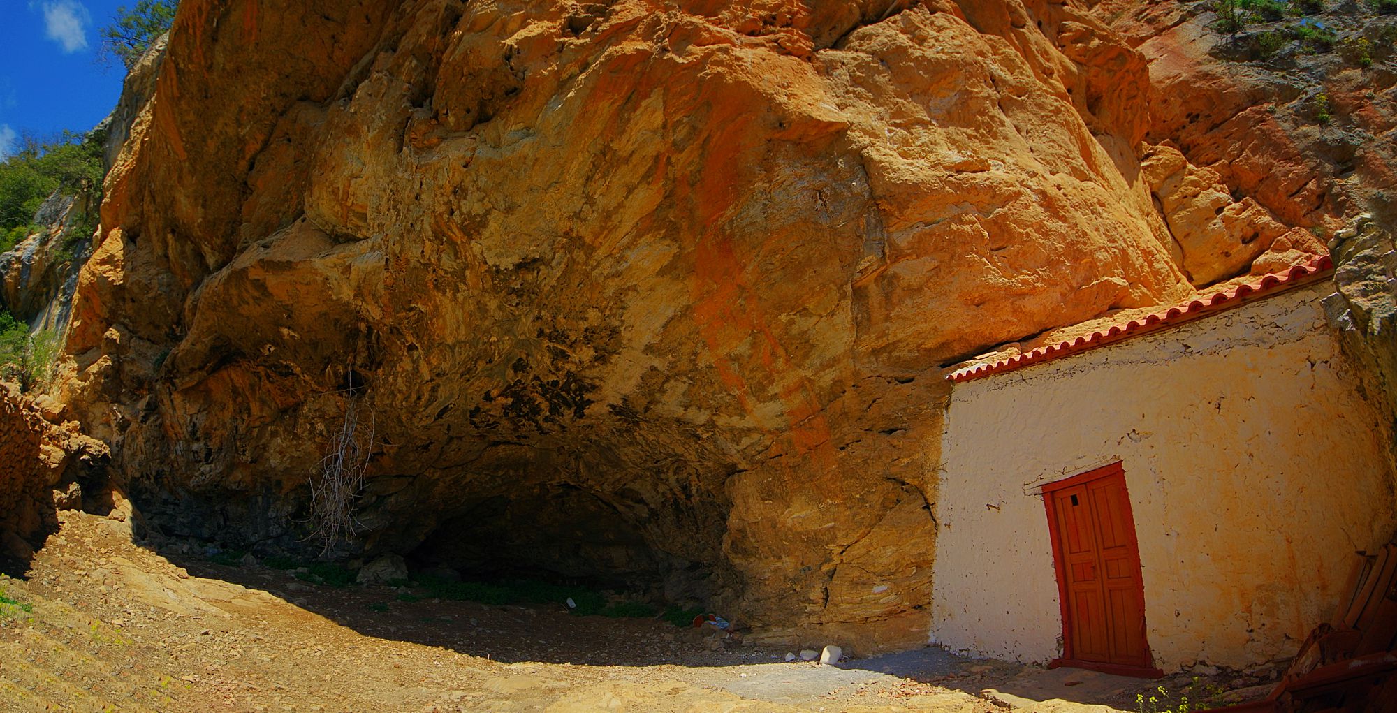 Η σπηλαιοεκκλησιά της Παναΐτσας στην Αναβρυτή