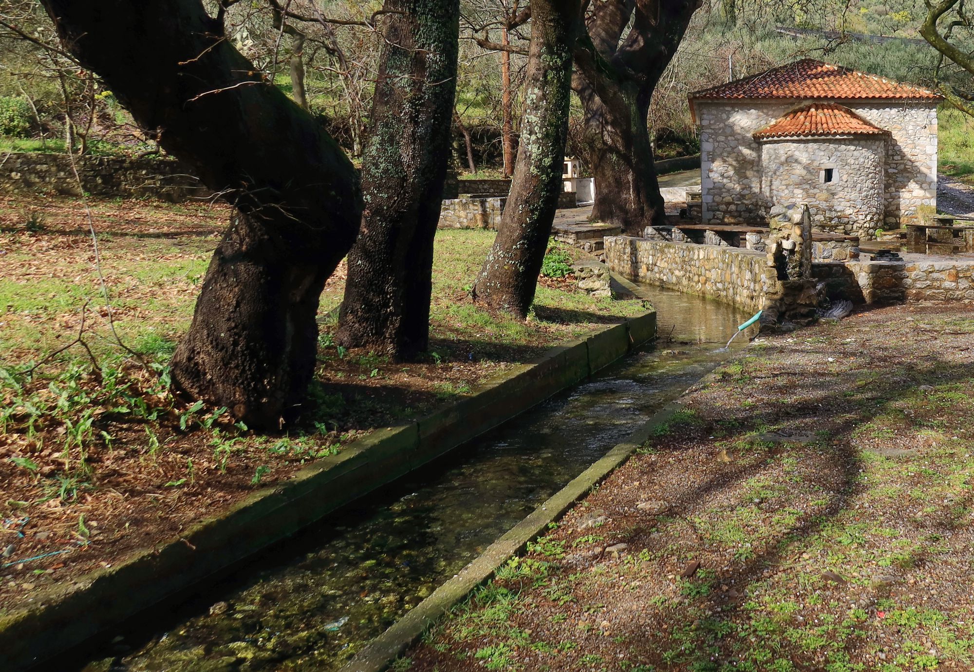 On the eastern feet of the mountain, chapels and villages point out the important karstic spings