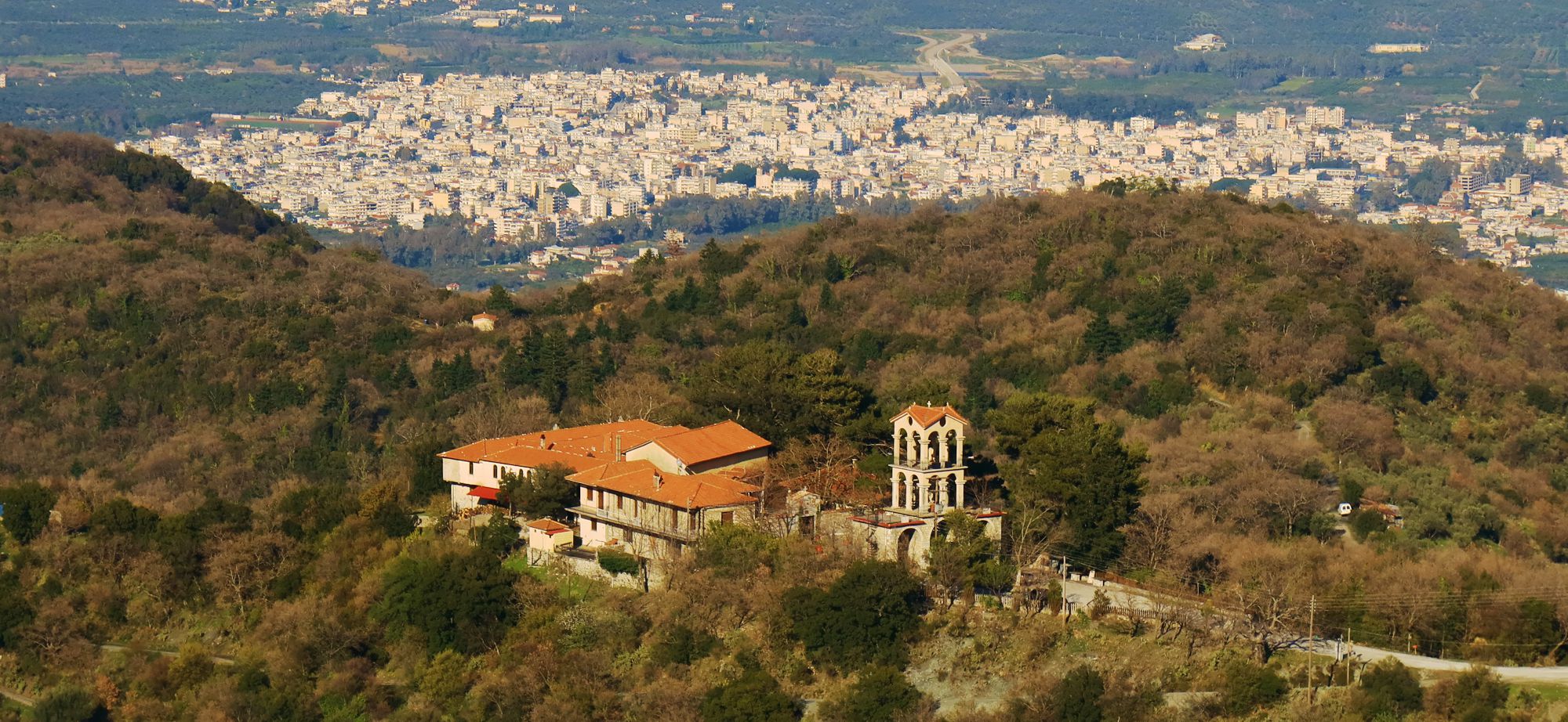 Η μονή Φανερωμένης και - στον κάμπο - η Σπάρτη