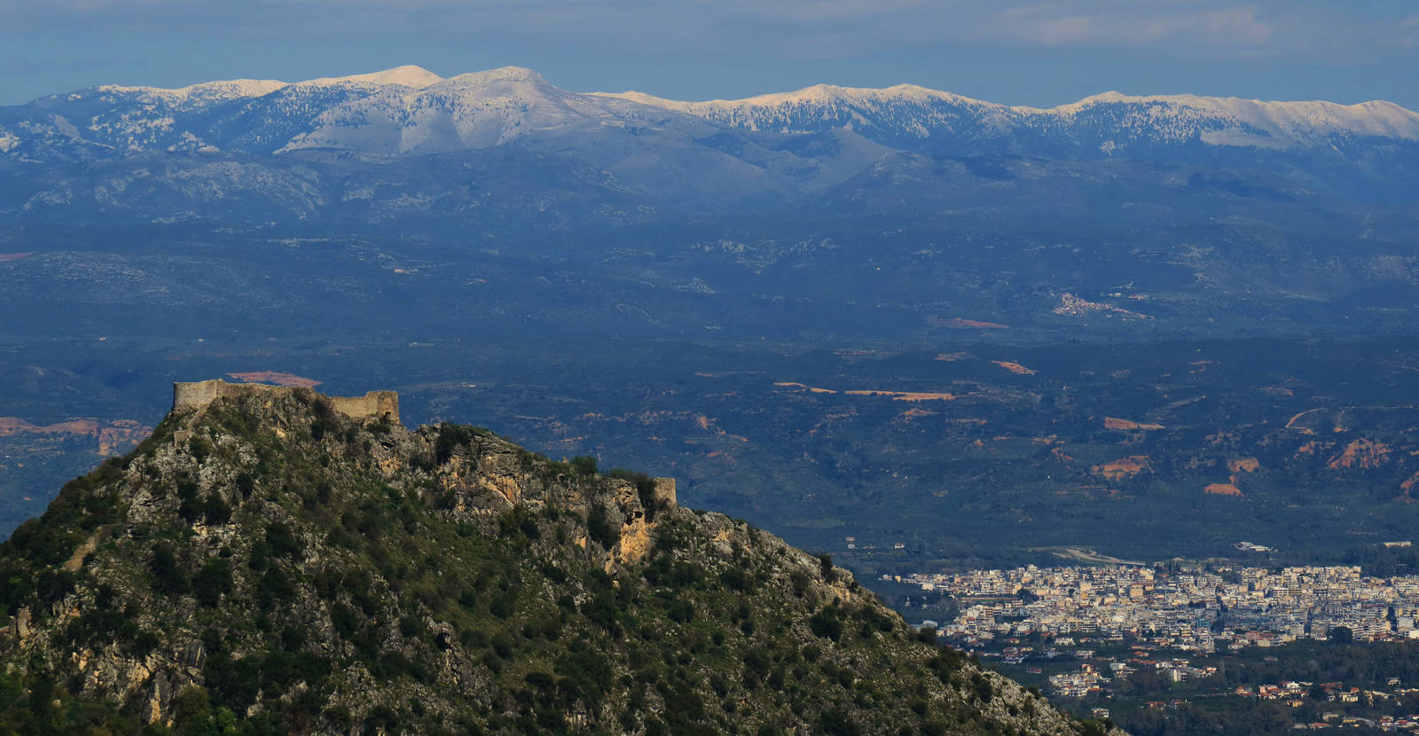 Γενική εικόνα του Μυστρά με τη Σπάρτη και το χιονισμένο Πάρνωνα στο βάθος