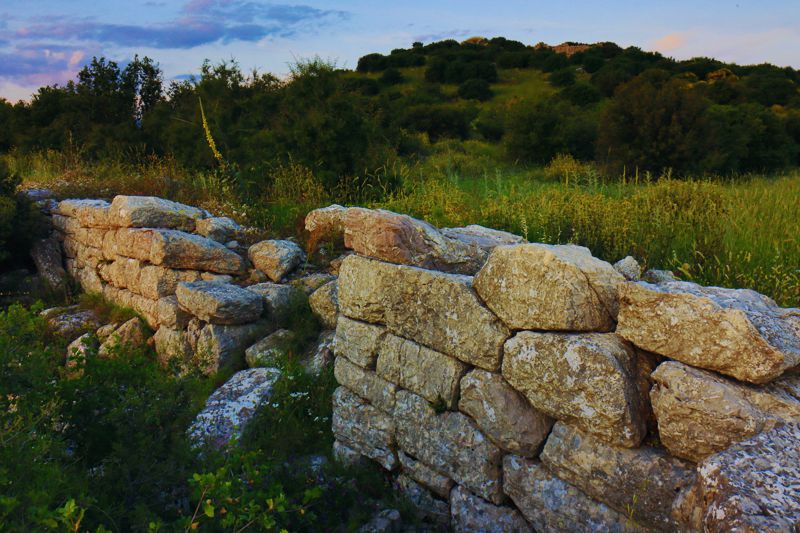 Αρχαία Θεισόα: Η πύλη του εξωτερικού τείχους της ακρόπολης Αρκαδικά Μονοπάτια topoguide