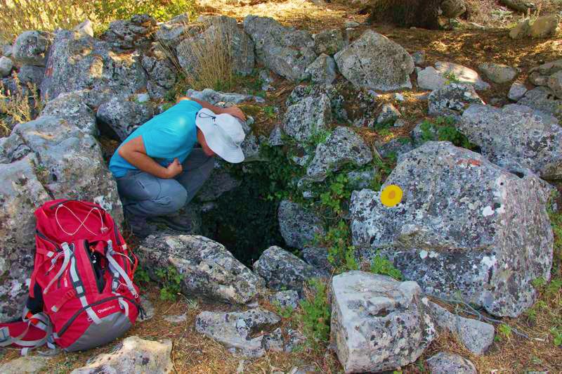 Ελικώνας topoguide: Η πηγή Ιπποκρήνη - στην πραγματικότητα ένα μικρό πηγάδι - κοντά στην κορυφή του Ζαγαρά