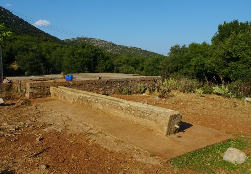 Ελικώνας topoguide: Στέρνα στη Λάκκα Φιέρι (Αγία Άννα)