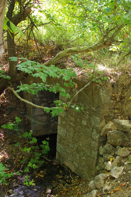 Ελικώνας topoguide: Μικρή γέφυρα στην Επισκοπή Άσκρης, πάνω από ρέμα μόνιμης ροής