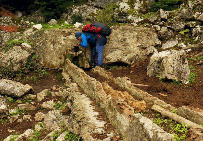 Ελικώνας topoguide: Η πηγή Κερασιά, στην κεφαλή της ομώνυμης λάκκας