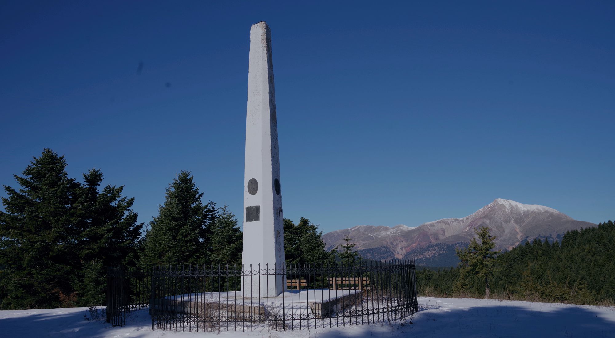 Ευρυτανία: Η αναμνηστική στήλη της μάχης κατά των Γαλατών στα Κοκκάλια