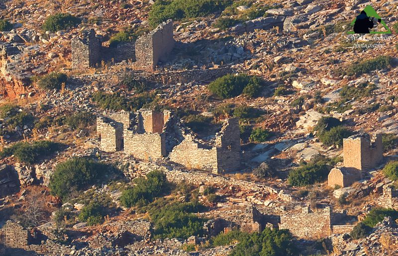 Τα αρχαία λατομεία στυρίας λίθου: Ερείπια βοηθητικών κτιρίων στο νεότερο λατομείο στο Πυργάρι Νημποριού Νότια Εύβοια topoguide