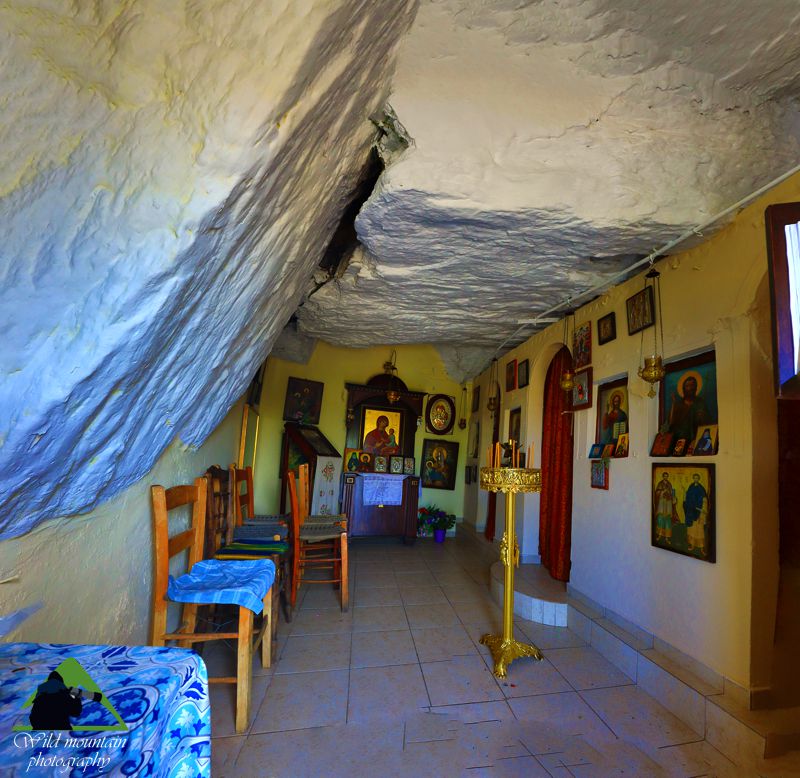 Εκκλησίες της Νότιας Εύβοιας: Το σπηλαιώδες ξωκλήσι της Παναγίας Θεοσκέπαστης Σπηλαιώτισσας ψηλά πάνω από τον Αετό Νότια Εύβοια topoguide