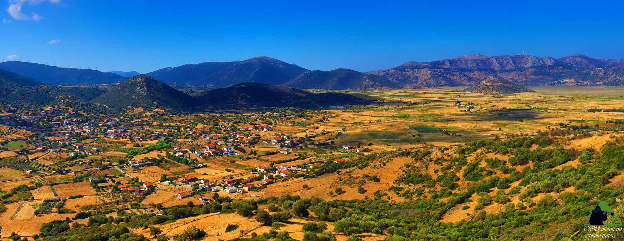 Η κατοίκηση στη λεκάνη του Δύστου: Το χωριό Κόσκινα, η λεκάνη του Δύστου με το λόφο της ακρόπολης και στο βάθος το όρος Τσιλικόκα