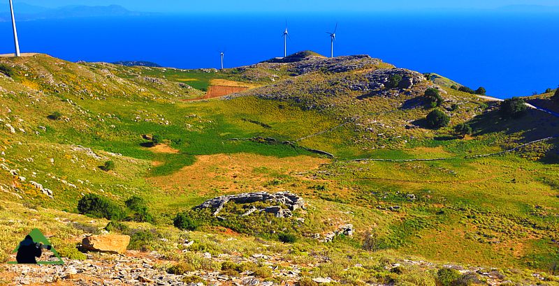 Συγκρότημα Πύργος-Χελώνα: Στον άξονα της κορυφογραμμής σχηματίζονται ευμεγέθεις δολίνες Νότια Εύβοια topoguide