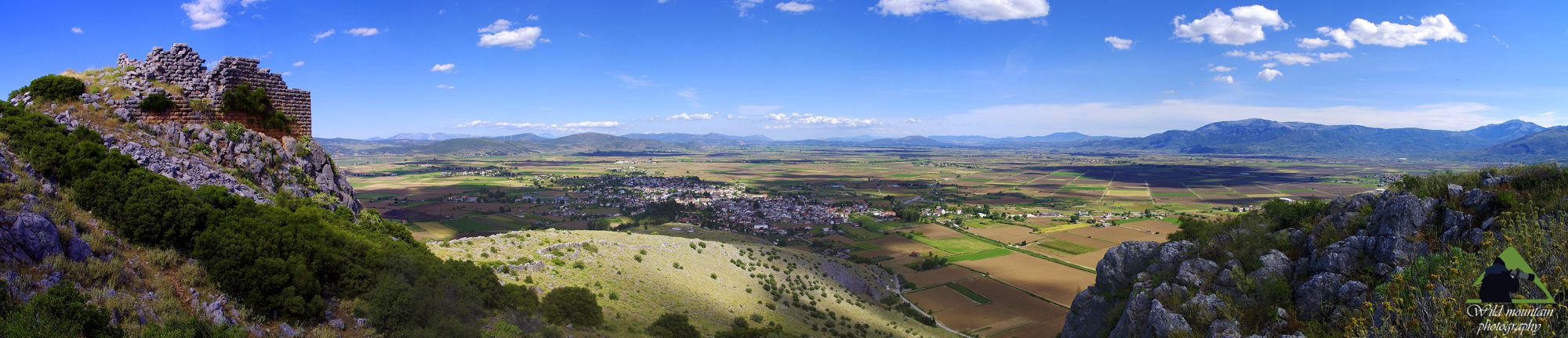 Οι πόλγες της Στερεάς Ελλάδας: Άποψη της Κωπαΐδας από το ύψος του μακεδονικού πύργου του Ορχομενού