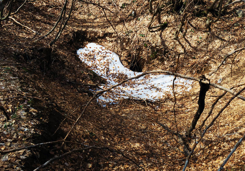 Long Pelion Trail: Ένα από τα βυθίσματα στην περιοχή Χιονότρυπα