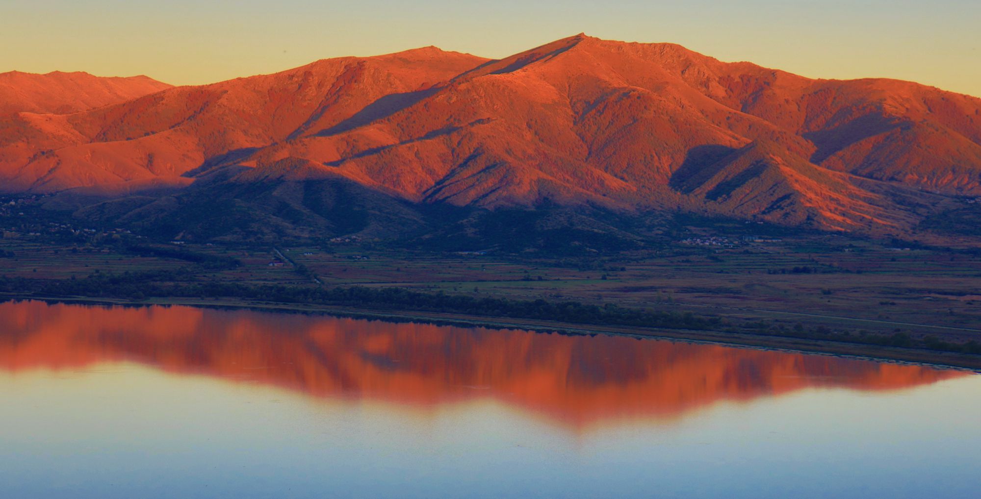 Εθνικό Πάρκο Πρεσπών: Οι Πρέσπες συνδυάζουν με μοναδικό τρόπο το ορεινό με το λιμναίο τοπίο